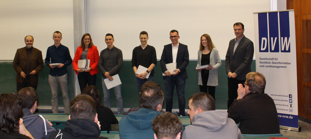 Anwesende Harbert-Buchpreisträger: Forsch, Schmitz, Weyler, Knechtel, Wagner, Gelfort (von links nach rechts), umrahmt von Schuh (links) und Wizesarsky (rechts); Quelle: Uni Bonn